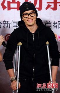 明星双拐图片,双拐助力，演绎坚韧人生
