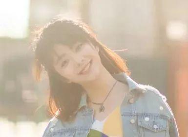 梦见明星掉进井里,明星坠落井中的神秘启示