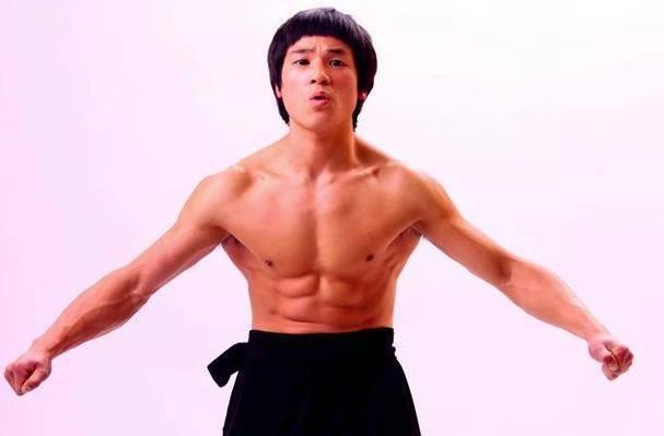 模仿李小龙明星,李小龙传奇人生与武术哲学