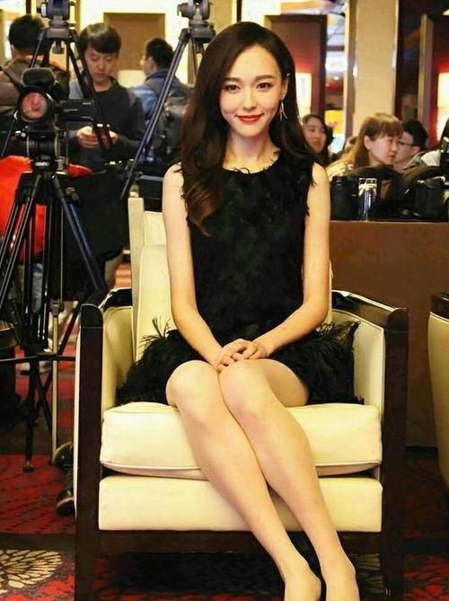 女明星采访坐姿,女明星的仪态之美